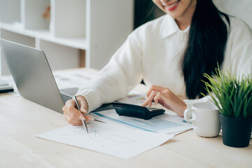 Asian businesswoman shaking hands to congratulate success.