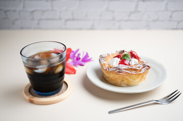 アイスコーヒーとイチゴのデニッシュ

