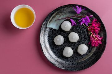 和菓子の白玉団子とお茶