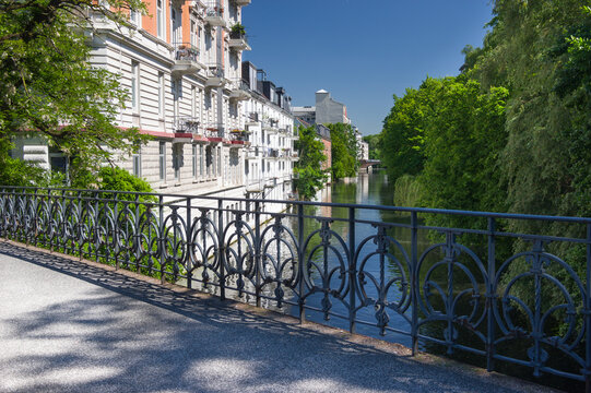 Klosteralleebr&uuml;cke Hamburg Harvestehude Sommer entzerrt