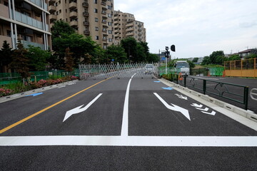 Obraz premium もうすぐ道路が開通！ 「進入禁止」の解けない、開通直前の都市計画道路 真っ白な「道路標示が眩しい）
