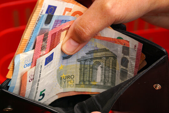 Euro-Geldscheine in der Geldbörse