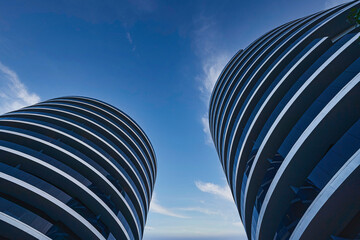 Dos edificios similares con el cielo de fondo Color azul Arquitectura moderna y urbana