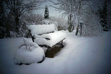 Gruba pokrywa śniegu na parkowej ławce 