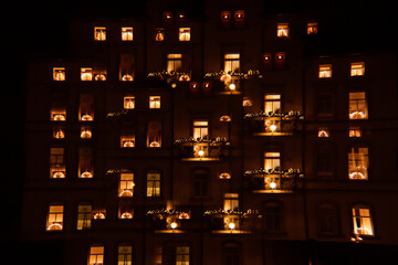 Fassade mit Weihnachtsbeleuchtung im Advent Prisma Spiegelung Kaleidoskop - 511090101