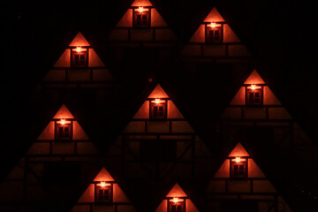 Fachwerkhaus Fassade mit Weihnachtsbeleuchtung im Advent Prisma Spiegelung Kaleidoskop - 511090104
