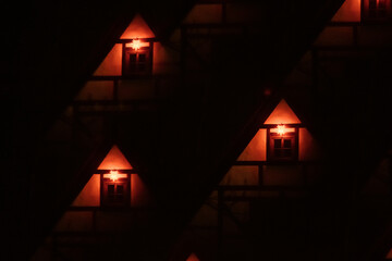 Fachwerkhaus Fassade mit Weihnachtsbeleuchtung im Advent Prisma Spiegelung Kaleidoskop - 511090111