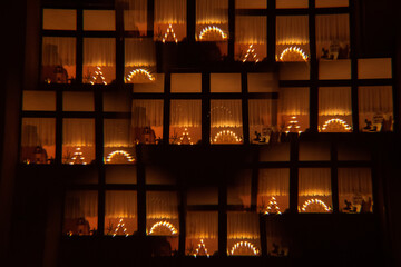 Fassade mit Weihnachtsbeleuchtung im Advent Prisma Spiegelung Kaleidoskop - 511090114