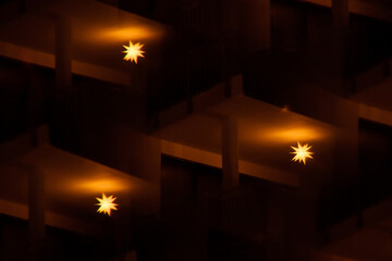 Fassade mit Weihnachtsbeleuchtung im Advent Prisma Spiegelung Kaleidoskop - 511090116