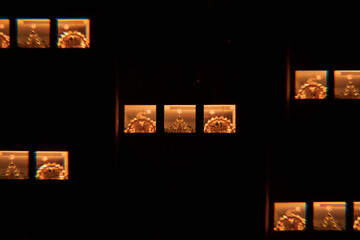 Fassade mit Weihnachtsbeleuchtung im Advent Prisma Spiegelung Kaleidoskop - 511090117