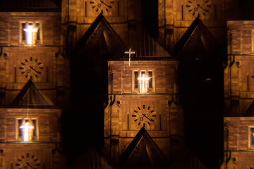 leuchtendes christliches Kreuz an Kirchturm weihnachtlich bei Nacht abstrakt Kaleidoskop Prisma