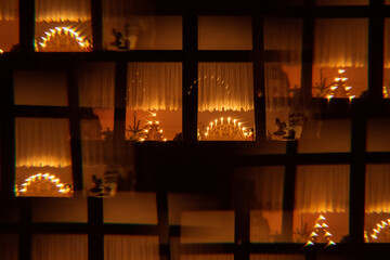 Fassade mit Weihnachtsbeleuchtung im Advent Prisma Spiegelung Kaleidoskop - 511090130