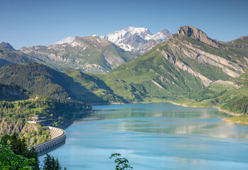 Obraz na płótnie Canvas Barrage de Roselend avec le Massif du Mont-Blanc en arrière plan