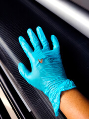 blue gloves a trace in the heart
