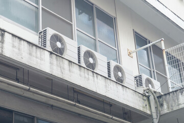 Fototapeta premium 室外機 二階建て 外側