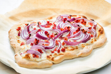 pizza with red onion, bacon and cream