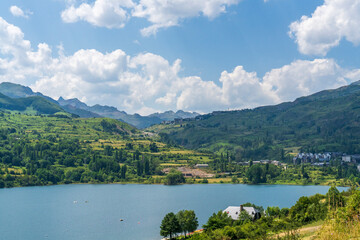 Views of the reservoir of Lanuza, Sallent de Gallego and Formigal town. - 511111901