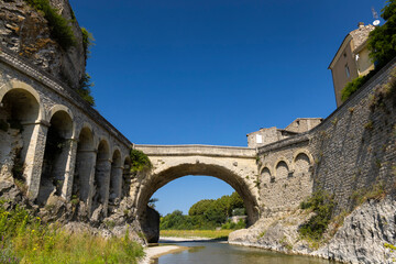 Pont Romain, Vaison la Romaine, departement Vaucluse, Provence, France - obrazy, fototapety, plakaty