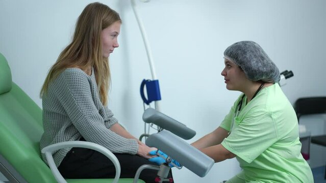 Смотреть онлайн Стройная Лида проходит плановый осмотр у гинеколога бесплатно