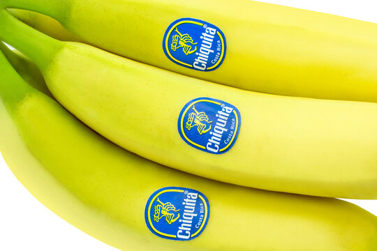 Bananen von Chiquita mit Label auf weissem Hintergrund