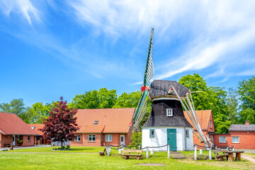 Fototapeta na wymiar Meints Mühle, Erdholländer, Aurich, Ostfriesland, Deutschland 