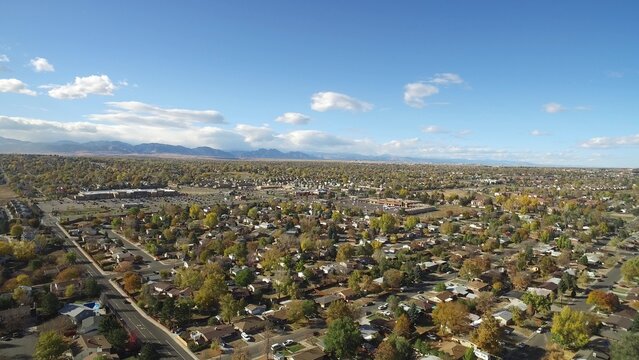 2016:HIDDEN LAKE COLORADO.Fly Over Suburban Neighborhood At Noon On Sunny Sunday Afternoon