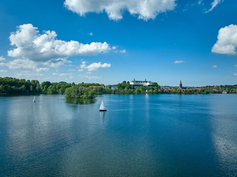 Gro&szlig;er Pl&ouml;ner See mit Schlo&szlig; Pl&ouml;n und Stadt Pl&ouml;n