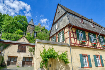 Historisches Fachwerkhaus und Turm in der Altstadt von Bacharach