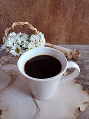 Café e cestinha de flores