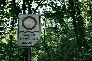 Schild Weg bei Überflutung gesperrt