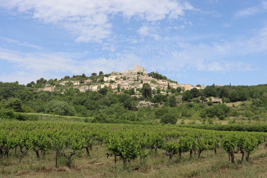 Blick auf das Dorf Lacoste im Luberon, Provence, Frankreich