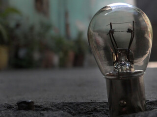 Bombilla en el suelo.