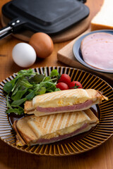 ホットサンドメーカーで玉子とハムとチーズを食パンで挟んだホットサンドを作る