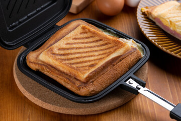ホットサンドメーカーで作るこんがり焼き色のついたホットサンド