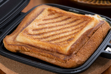 ホットサンドメーカーで作るこんがり焼き色のついたホットサンド