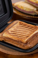 ホットサンドメーカーで作るこんがり焼き色のついたホットサンド