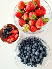 fresas y arandanos