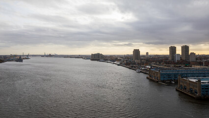Fototapeta premium Philadelphia, Pennsylvania, USA - December 15 2021: Delaware river view Benjamin Franklin Bridge in Philadelphia.
