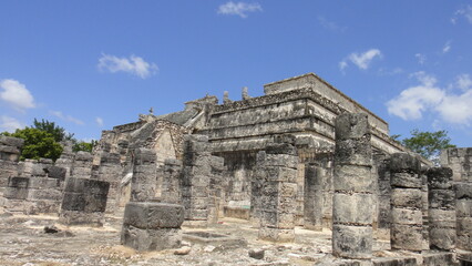 Fototapeta na wymiar ruins of mayan temple (chichenitza)