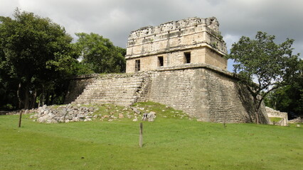 Fototapeta na wymiar mayan city ((chichenitza)