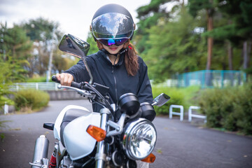 バイクにまたがる女性　Woman straddling a motorcycle	