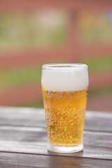 グラスビールを持つ手元　beer	