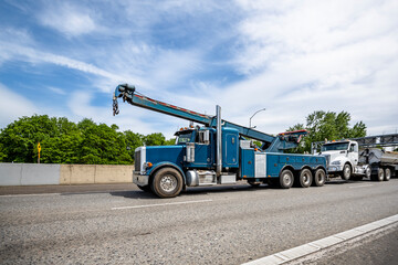 Heavy duty big rig towing semi truck tow broken semi truck to working shop for repair