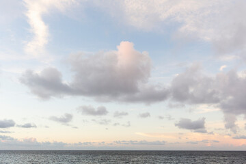 少し色がかった空と雲