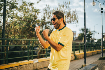 Hincha de Brasil gritando muy contento. Concepto de personas y deportes.  © artrolopzimages