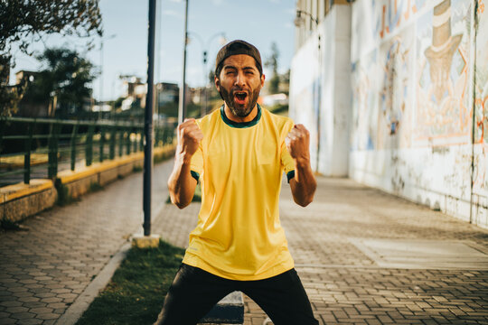 Hincha de Brasil gritando muy contento. Concepto de personas y deportes. 