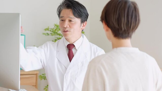 診察をする日本人男性と女性