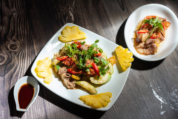 The dish of fried pork intestines with pineapple is very delicious prepared in the style of the Vietnamese people. Ingredients include pork intestines, liver, heart... pineapple, vegetables and tradit