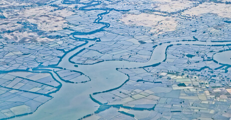 Naklejka premium Healthy river flow seen from above.Healthy rivers are used for various activities in ponds, rice fields, transportation and fisheries 