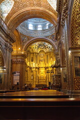 Fototapeta premium Altar behind an arch in the Church of la Compania de Jesus, or the Gold Church, in the Old Town Quito, Ecuador